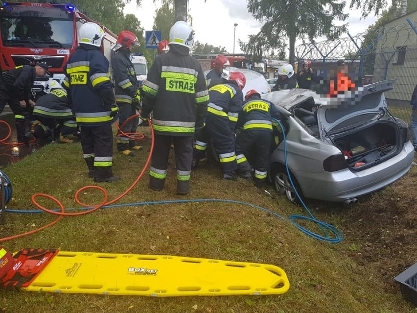 Wypadek w Siemirowicach. Kierowca BMW zjechał z drogi uderzył w drzewo ZDJĘCIA