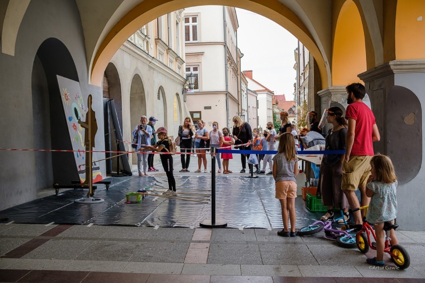 Artyści uliczni w weekend w Tarnowie. Na początek zaserwowali happening w podcieniach [ZDJĘCIA]