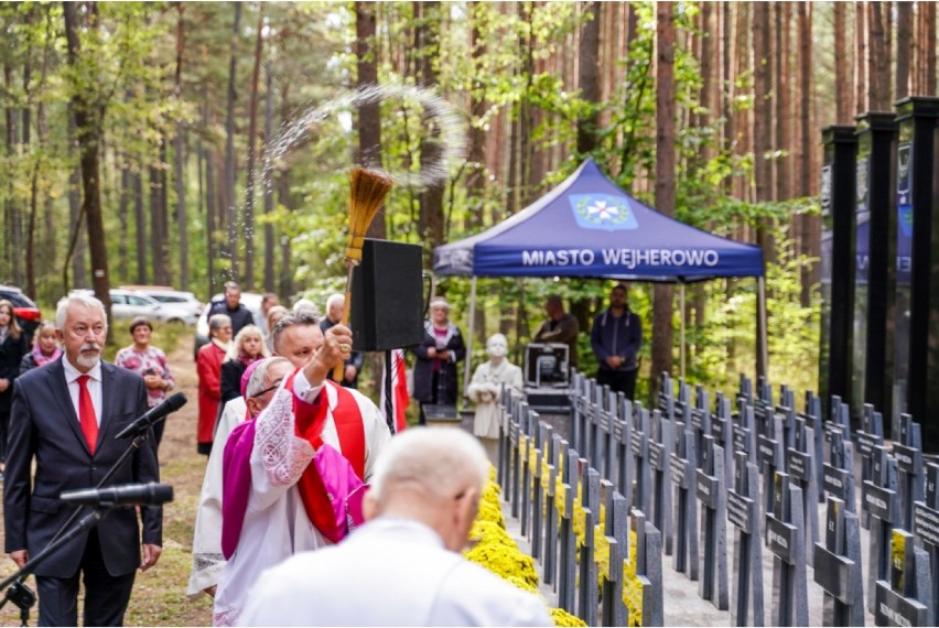 Wejherowo. W Lesie Piaśnickim poświęcono grób odrestaurowany przez miasto| ZDJĘCIA