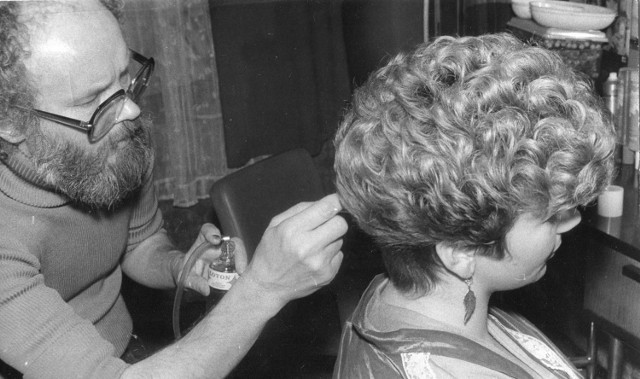 Mistrz fryzjerstwa Marian Kowalczyk kończy tapirowanie włosów