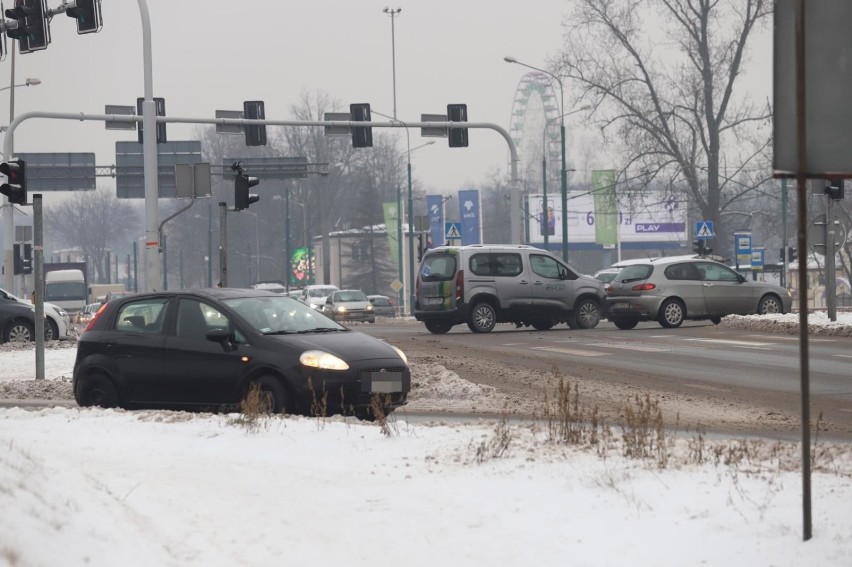 Warunki na śląskich drogach 9 lutego 2021 r. We wtorek nieco lepiej, ale nadal zalegający śnieg utrudnia jazdę. Szczególnie na osiedlach