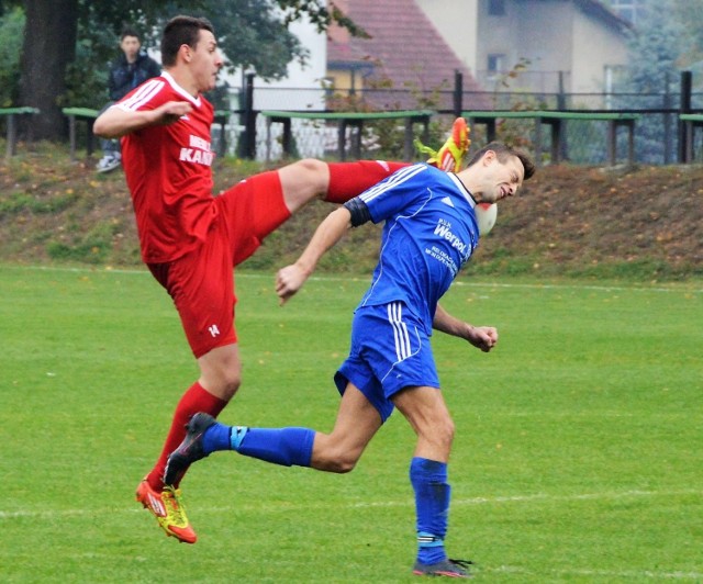 Przed rokiem Adrian Korczyk (w niebieskim stroju) i jego koledzy z Jawiszowic podzielili się punktami z Nadwiślaninem Gromiec. Jak będzie tym razem?