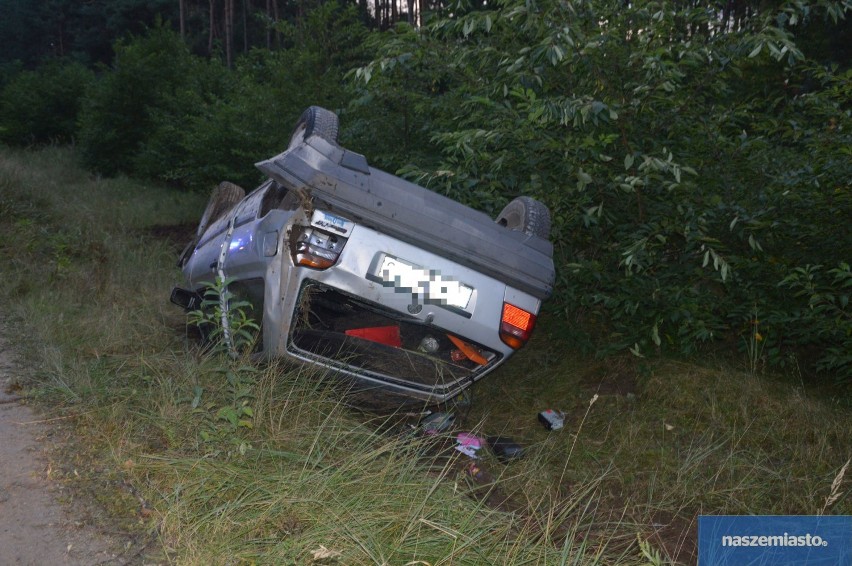 Dachowanie w lesie na drodze leśnej. 20-letni kierowca był pijany [zdjęcia, wideo]