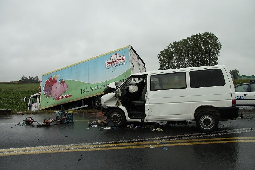 Czołowe zderzenie busa z ciężarówką w Kaszewach. Jedna osoba nie żyje, ośmiu rannych [AKTUALIZACJA!]