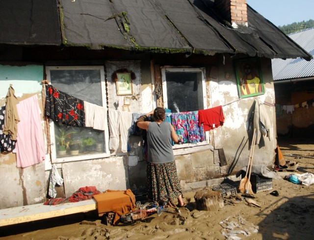 Powstanie osady romskiej w Maszkowicach datuje się na koniec lat 40. XX wieku. Zameldowanych jest  w niej 206 osób, ale zamieszkuje ją około 280 Romów. Gnieżdżą się po kilkanaście osób w chacie