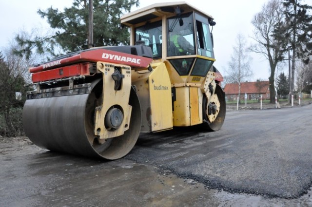 Jazowa. Rozpoczął się remont miejscowej drogi powiatowej. Inwestycję wykonuje firma Budmiex, jeden z wykonawców drogi S7.