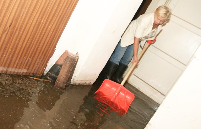 oburza się: - To jest woda? To cuchnąca berbelucha!