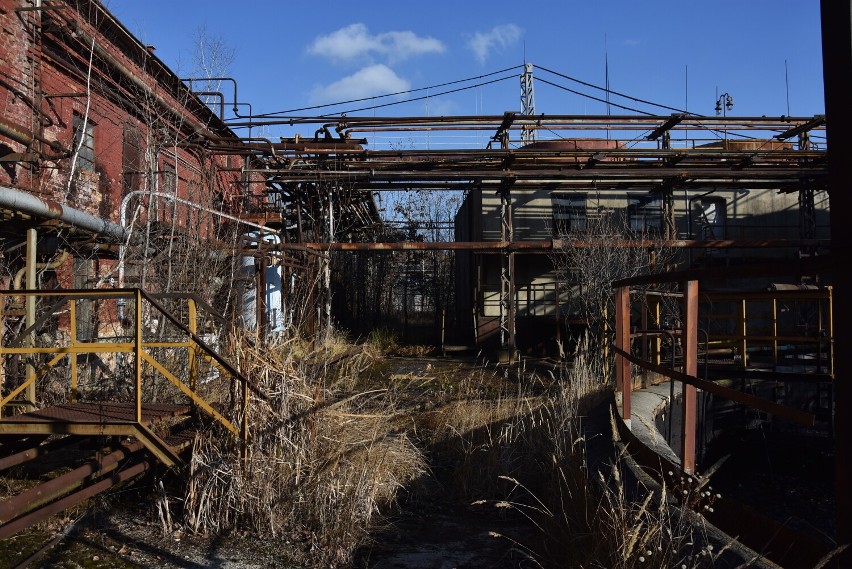 Upadła, niszczejąca rafineria z jej najstarszą częścią jest...
