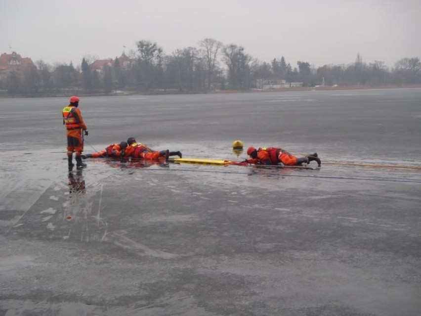 Wągrowieccy strażacy wraz z ochotnikami ćwiczyli na lodzie. ZDJĘCIA 