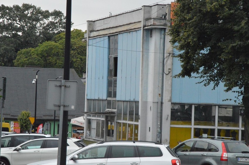 Handlowiec zniknie z centrum Poddębic. Szpecącego budynku...