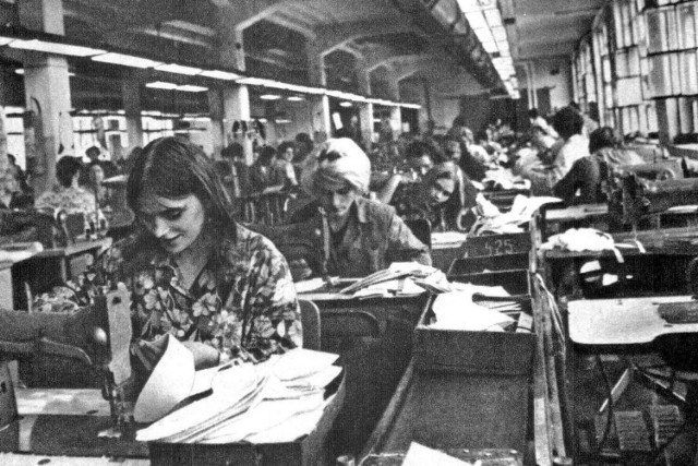 1983. Hala produkcyjna szwalni, gdzie pracowało kilkaset kobiet.