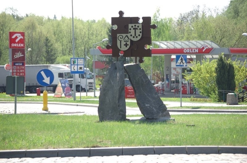 Na trzech rondach na ul. Sportowej stanęły instalacje nawiązujące do miast partnerskich Kwidzyna