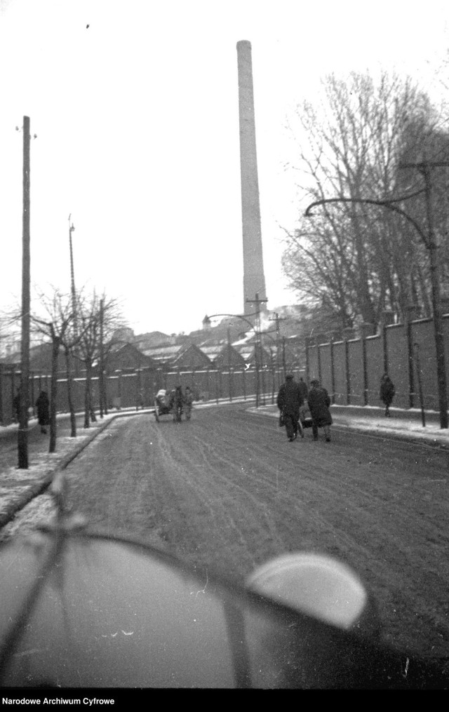 Fragment ulicy Żeromskiego widzianej przez szybę samochodu. W tle komin fabryki. Data: 1932.

Zobacz kolejne zdjęcia. Przesuń zdjęcia w prawo - wciśnij strzałkę lub przycisk NASTĘPNE