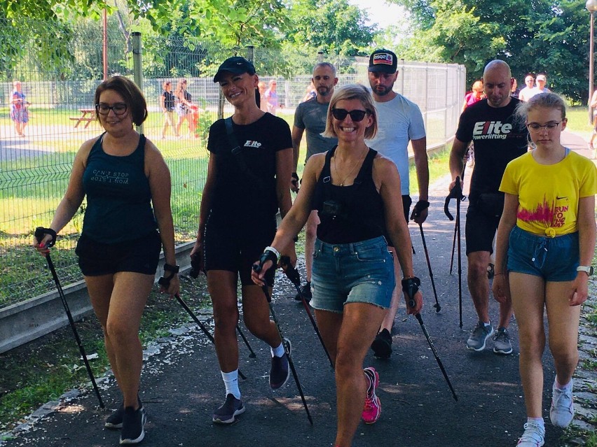 Pleszew. Pleszewianie pomaszerowali z kijkami w ramach Dni Ekonomii Społecznej