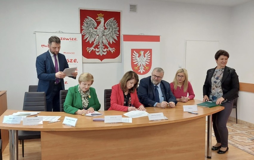 Dotacje z Mazowsza dla samorządów i organizacji z powiatu makowskiego. Umowy podpisano 15.05.2023 w Rzewniu