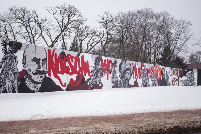 Mural Legii w Legionowie na ogrodzeniu Narodowego Centrum...