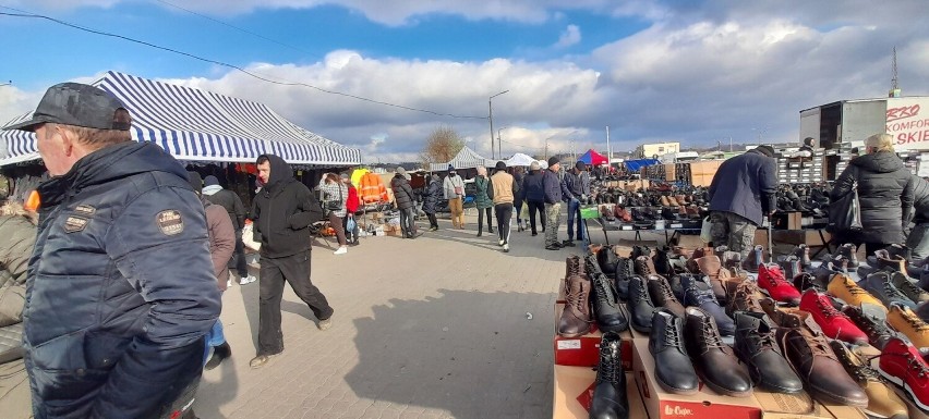 Ciepłą odzież, świeże warzywa i owoce najchętniej kupowano w...