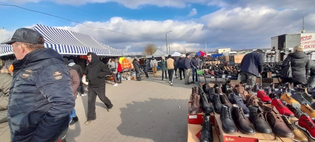 Ciepłą odzież, świeże warzywa i owoce najchętniej kupowano w sobotę, 19 listopada na giełdzie w Sandomierzu. Rośnie też zainteresowanie ozdobami świątecznymi.

Zobaczcie, jak było w sobotę na giełdzie w Sandomierzu na zdjęciach>>>