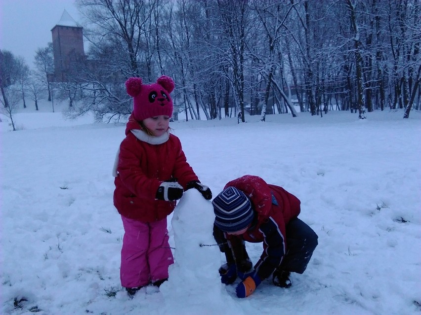 Zima w Oświęcimu. Dzieci się cieszą