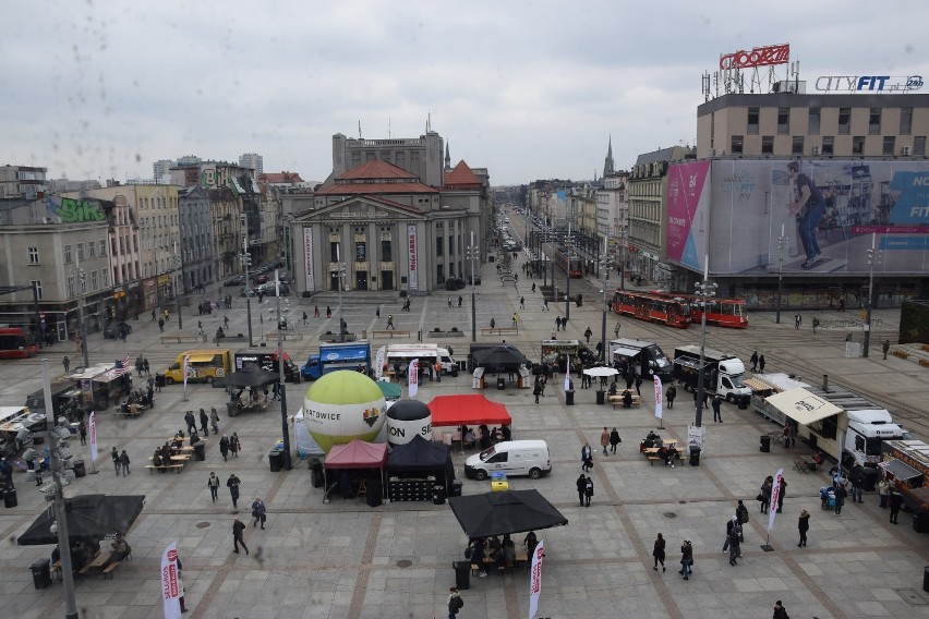 Zlot food trucków na rynku