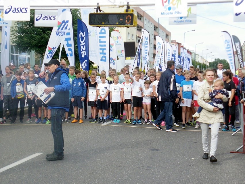 Dzieci i VIP-y pobiegły przed 27. Półmaratonem PHILIPS Piła. Zobacz zdjęcia