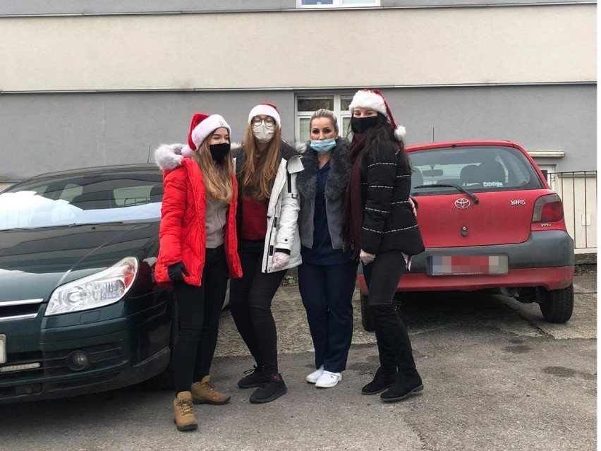 Uczniowie z "geodezyjnego" zawieźli pacjentom szpitala w Jarosławiu świąteczne podarunki