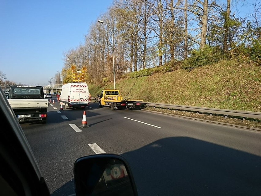 Katowice: Wypadek na A4 przy komendzie wojewódzkiej policji. Spory korek [ZDJĘCIA]