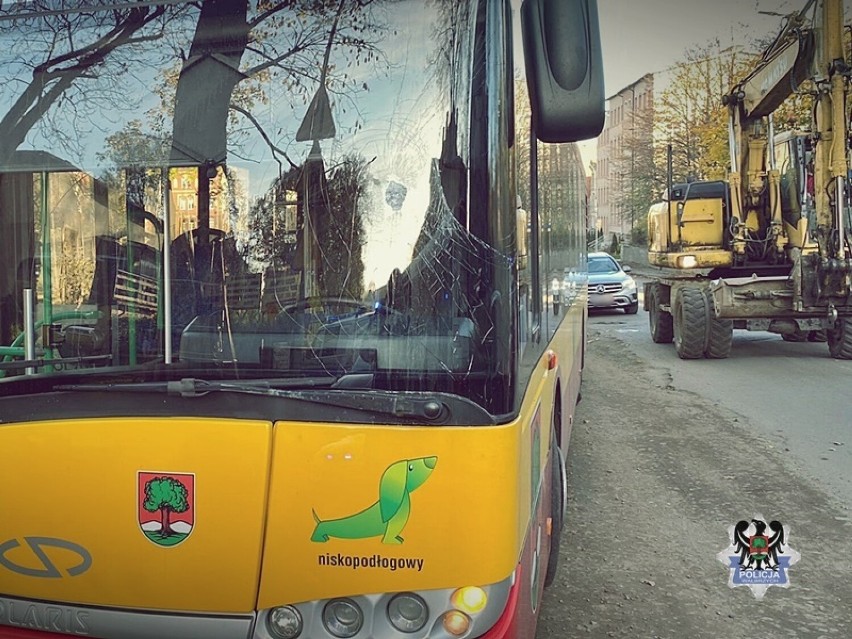 Wałbrzych, Świdnica: Wandale wzięli sobie na cel autobusy komunikacji miejskiej [ZDJĘCIA]