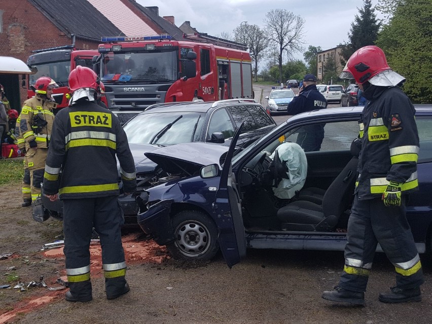 Wypadek w Gałowie koło Szczecinka. Rozbite dwa auta [zdjęcia]