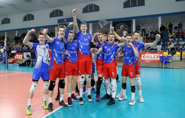 Podopieczni Bartosza Zaparuchy i Tomasza Zaczka dotarli do finału, w którym przegrali z Jastrzębskim Węglem 0:2 (19:25, 20:25).

BKS Chemik Bydgoszcz zagrał w składzie: Oliwer Siwicki, Jakub Drzewiecki, Wojciech Malinowski, Wojciech Sawiełajc, Mateusz Budziński, Mateusz Nowak, Mateusz Rutowski (libero) oraz Aleksander Bebel.

Kadrę zespołu uzupełniają: Konrad Appelt, Bartłomiej Browarczyk, Filip Ciechański, Marcel Kołodziejski, Wojciech Malinowski, Leon Pańka, Jakub Zgórzyński.

Brązowy medal mistrzostw Polski młodzików 2019 zdobył Enea Energetyk Poznań, który pokonał Lechię Tomaszów Mazowiecki 2:0 (25:23, 26:24)



Stop Agresji Drogowej, odcinek 7. Włos się jeży na głowie!

