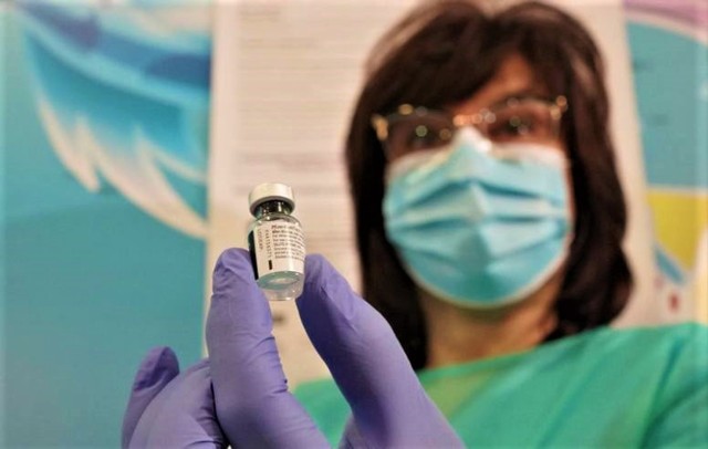 Powszechna rejestracja chętnych do zaszczepienia się przeciwko koronawirusowi rusza 15 stycznia