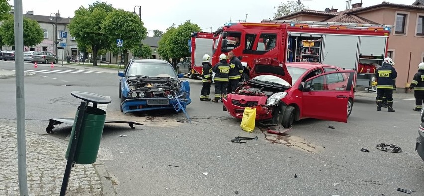 Dwa samochody zderzyły się na placu Reymonta w Tuszynie