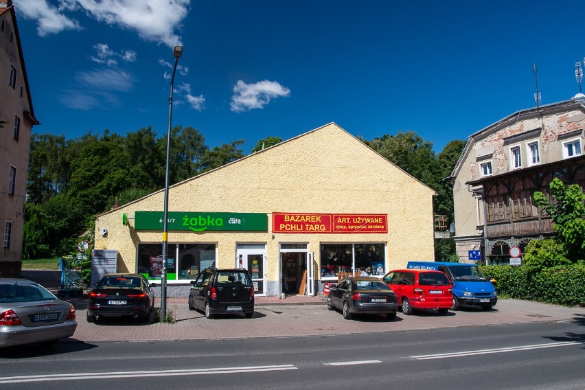 Bazarek Trzebnica mieści się w pawilonie przy ul. Bochenka 9...