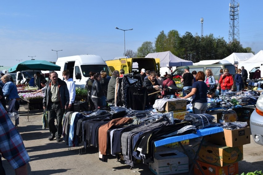 Targ w Koźminku. Tutaj zaopatrują się nie tylko mieszkańcy gminy Koźminek. ZDJĘCIA