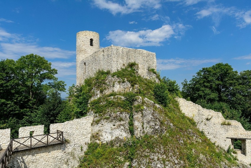 Zamek ten położony w miejscowości Smoleń na Wyżynie...