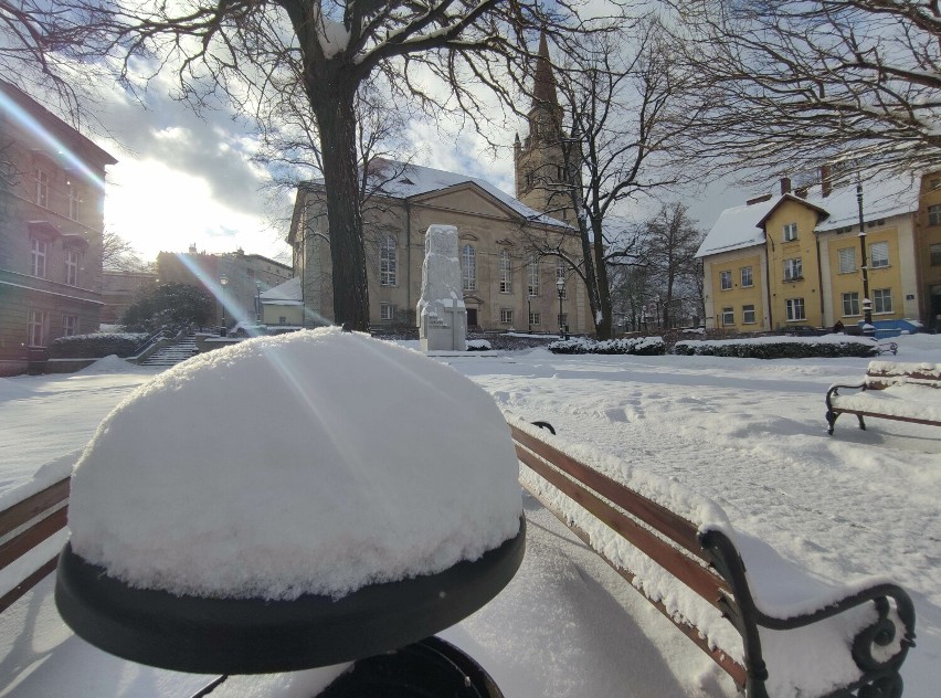 Plac Kościelny w zimowej aurze i słonecznej pogodzie!