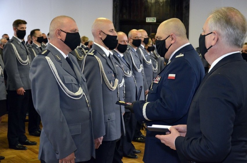 Ślubowanie policjantów w KWP w Gdańsku. Nowi funkcjonariusze przyjęci do służby, wręczono też nagrody i odznaczenia [ZDJĘCIA]