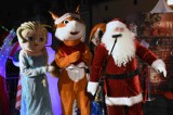 Mikołaj i baśniowe postaci na otwarciu Świątecznego Zakątka na Rynku w Inowrocławiu. Zdjęcia 