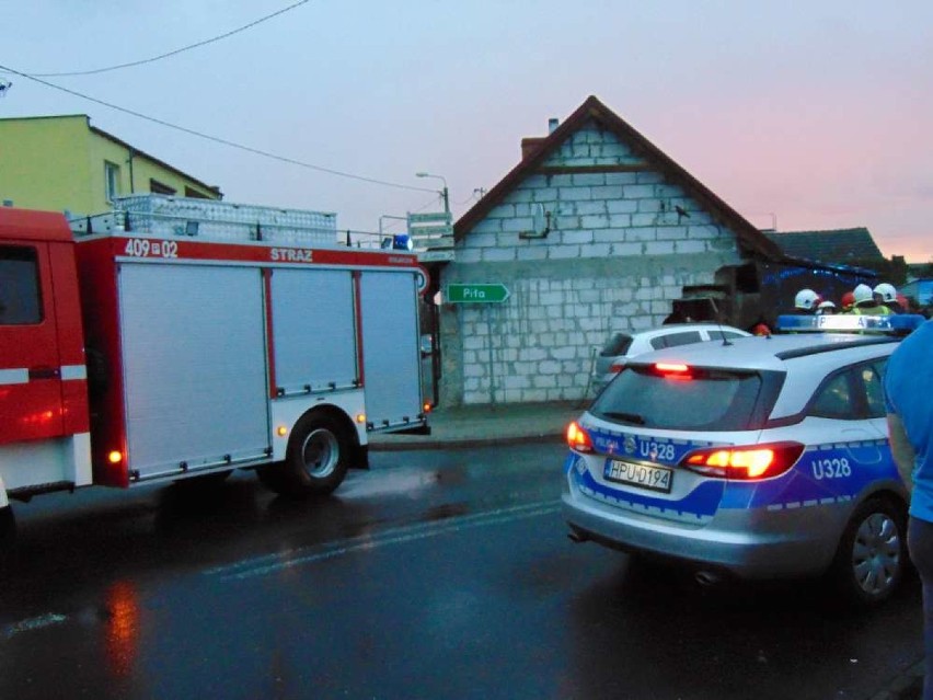 O krok od tragedii. Samochód uderzył w dom w Budzyniu [ZDJĘCIA]