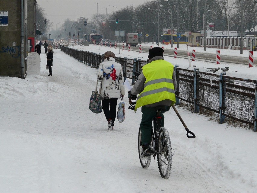 Pabianice. Piesi zimą nie mają lekko. Śnieg na chodnikach, zasypane pasy ZDJĘCIA