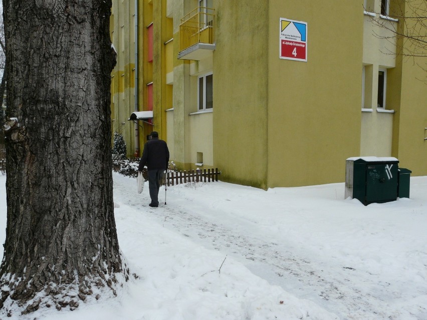 Pabianice. Piesi zimą nie mają lekko. Śnieg na chodnikach, zasypane pasy ZDJĘCIA