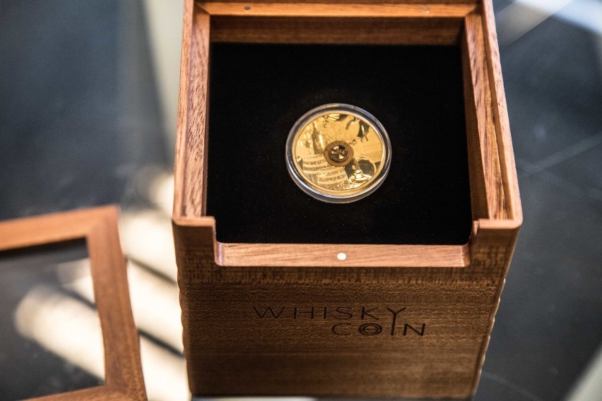 Spirit Coins. Warszawska firma produkuje monety z kroplą najstarszej whisky na świecie