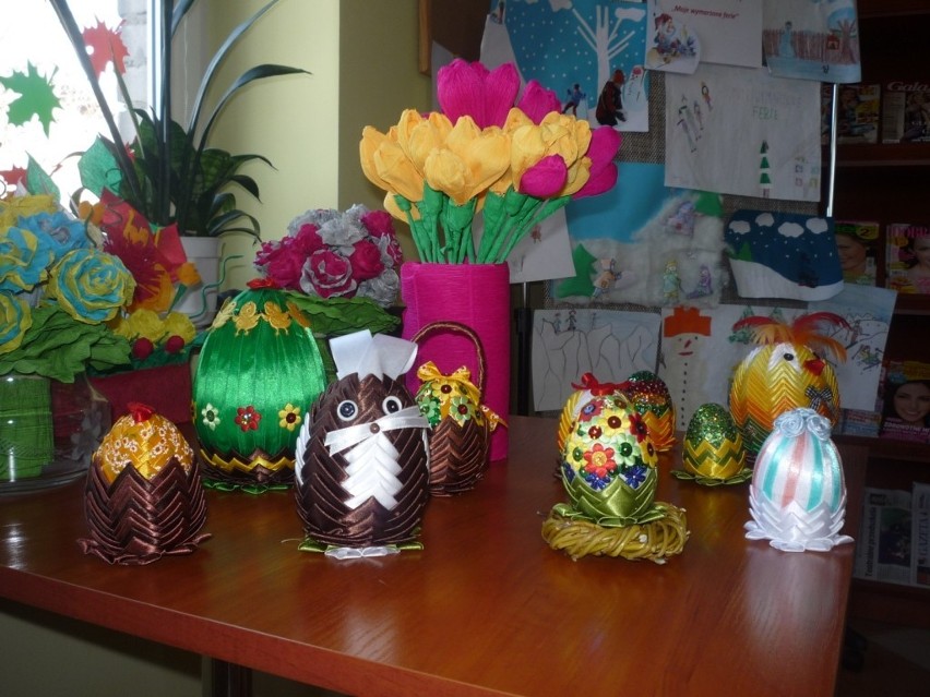 W bibliotece w Gomunicach już Wielkanoc. Mieszkańcy tworzyli świąteczne ozdoby