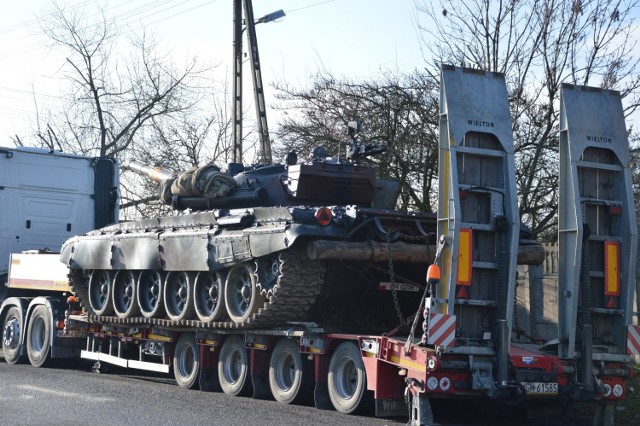 Ciężarówki przewożące czołgi zostały zatrzymane w nocy i w zajezdni MZK w Piotrkowie czekają na odpowiednie zezwolenia
