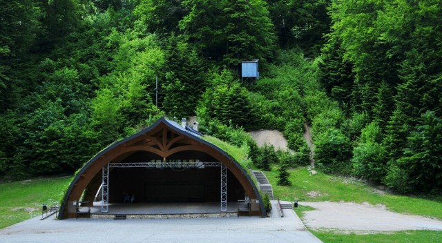 Amfiteatr, który zajął część dawnego zeskoku skoczni narciarskich w Iwoniczu-Zdroju, po ponad 10 latach wymaga pilnego remontu