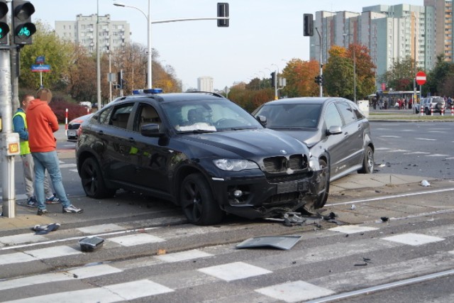 Wypadek na skrzyżowaniu Rembielińskiej i Kondratowicza. Zablokowane tramwaje [zdjęcia]