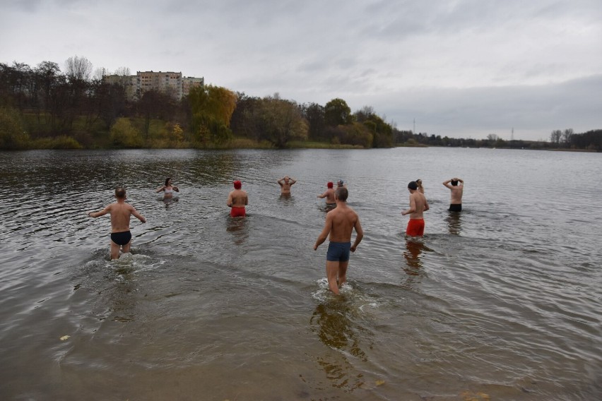 Królewskie Morsy Gniezno. Na plaży miejskiej odbyło się cotygodniowe morsowanie