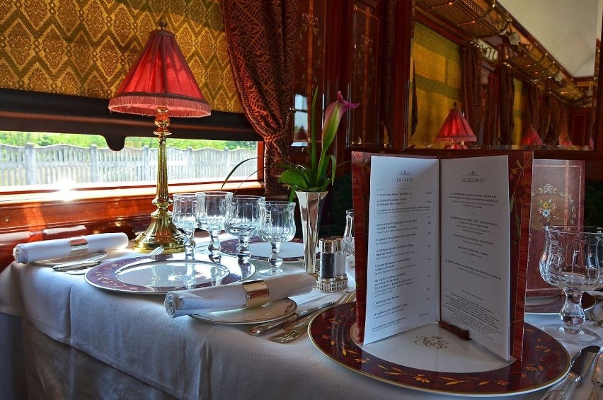 Tak wygląda wagon restauracyjny w tzw. Venice-Simplon Orient...