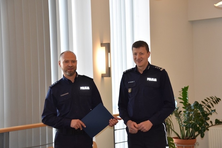 Komendant Marcin Sapun (z prawej) i jego zastępca Bartosz...