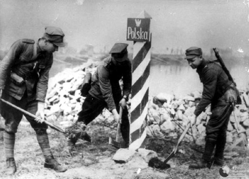 Polscy żołnierze stawiają słup graniczny nad Odrą, rok 1945